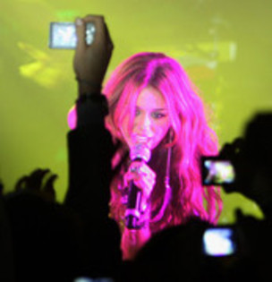 17048892_FMKLJYFIL - Miley Cyrus Performs at the 1515 Club