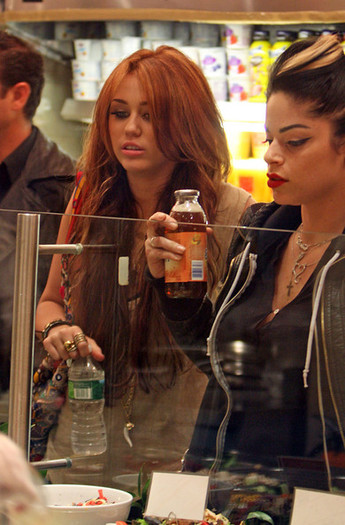Miley+can+t+decide+rqqDF8u5QhLl - Miley Cyrus at cafe Metro