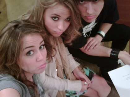 Miley Cyrus (33) - 0 Miley Cyrus-Twitter Pictures 0