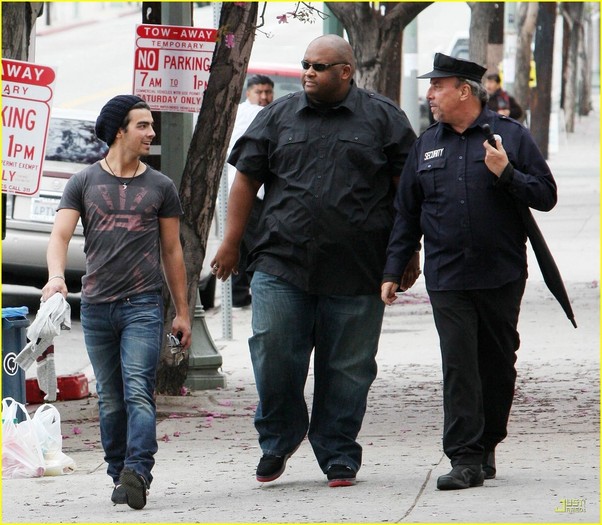 Joe-Jonas-is-TOMS-Shoes-Smiley-joe-jonas-11413731-1222-1065[1]