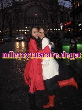 me and miilezz - a rare pics with miley and tori