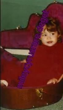 me in dad guitar - a very rare pics with miley when she was a little girl