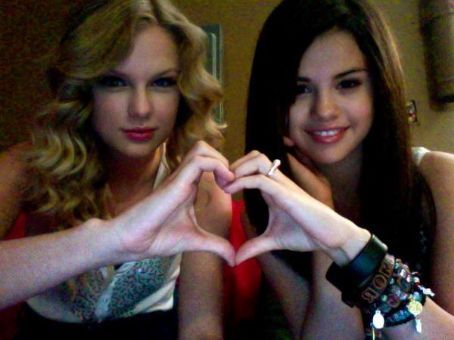 h3w9rcq3w6j3qcww - Selena and Taylor