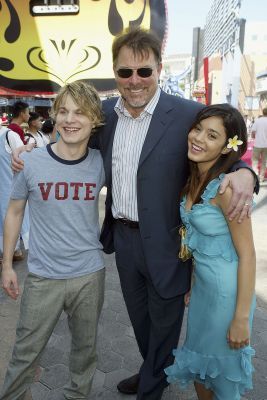 normal_vanessaannehudgens-dot-net_thunderbirdspremiere-la2004july24-077