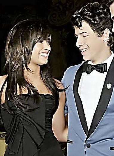 OgAAAILrniUcChxKwszFbbD5tJ5qUE9Fiho - Demi Lovato and Jonas Brothers