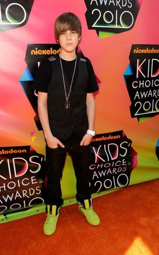 justin-bieber-032710-2[2]