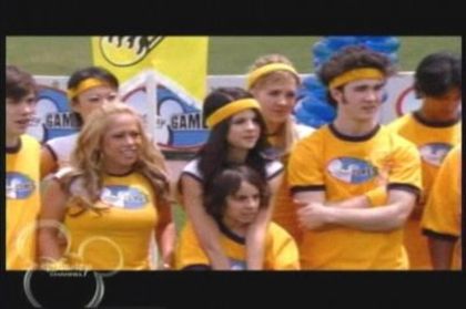 normal_009 - SGomez-Disney Channel Games Week 2 Screencaps