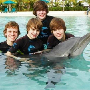 justin-bieber-300-010410 - Justin Bieber in water with dolphin