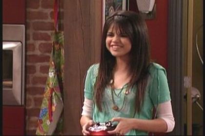 2-10-Baby-Cupid-Screencap-selena-gomez-7393741-400-266