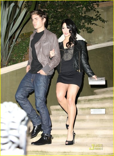 gall-zac-efron-vanessa-hudgens-surprise-party-04