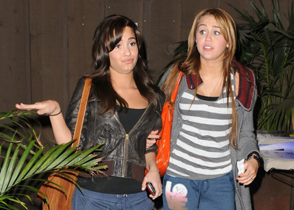 miley-cyrus-demi-mos - me and friends