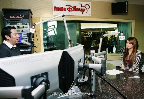 miley-cyrus_COM-radiodisneytakeover-2009jan30-009