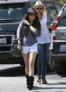 FOPSUEFQMJQBPCLPZHC - Miley cyrus and mom