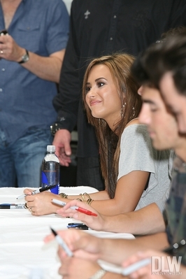 normal_010 - oo_Walmart Signing in Rochester Hills_oo