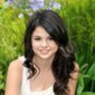 selena-gomez-218679l-thumbnail_gallery