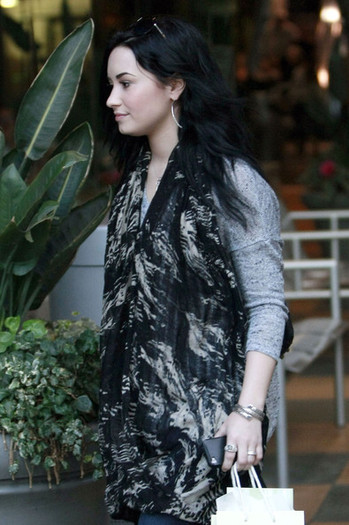 Demi+Lovato+Demi+Lovato+Shopping+Eating+Mall+uxZu5dUuvxfl