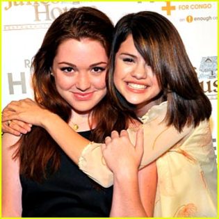 selena-gomez-jennifer-stone-congo