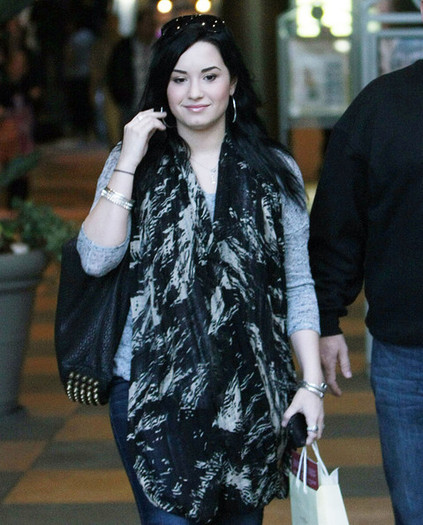 Demi+Lovato+Demi+Lovato+Shopping+Eating+Mall+oDKtbCGKHdvl