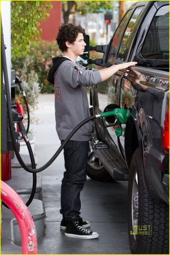 normal_nick-jonas-gas-station-07 - nick-gas station-i love these photos