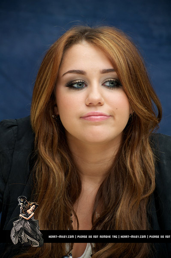 Miley-The-Last-Song-Press-Conference-miley-cyrus-10927280-399-600 - Miley Cyrus Tribute