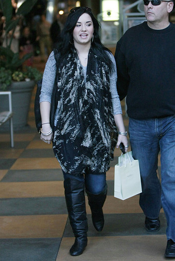 Demi+Lovato+Demi+Lovato+Shopping+Eating+Mall+F3jnPIsC3w3l