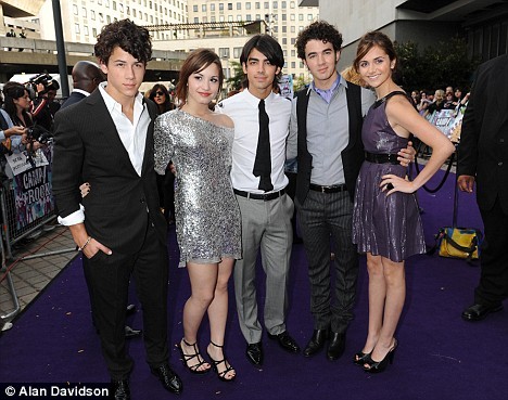 article-1054185-029ACE6D00000578-603_468x369 - Demi Lovato and Jonas Brothers