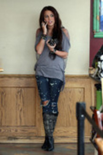 17021768_OISLDNMKK - Miley Cyrus Grabs a Coffee