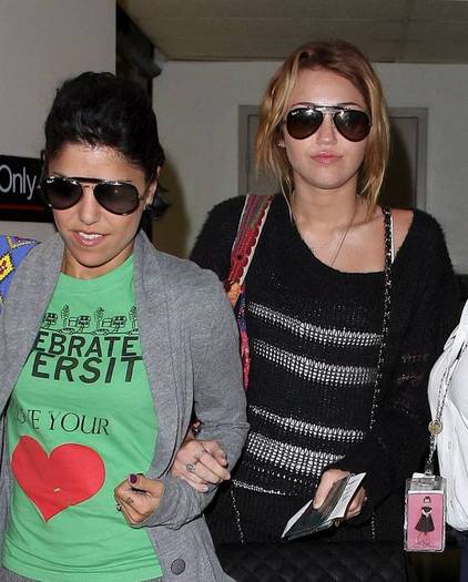 Miley-Cyrus_COM_LAXAirport_8Sept2010_12