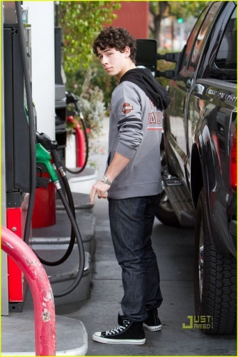 normal_nick-jonas-gas-station-06 - nick-gas station-i love these photos