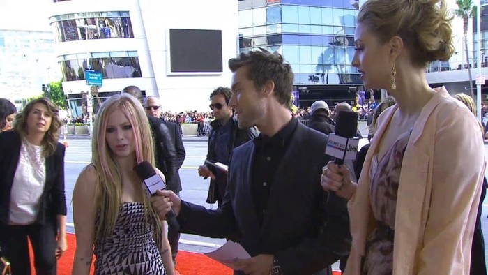 bscap0026 - 2010 - American Music Awards - Red Carpet Interview 01 - Captures by me