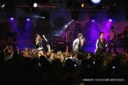 VXNRDHSXKPBJBANSFEZ - camp rock european premier concert