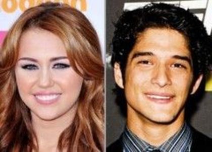 Miley-Cyrus--prima-fata-sarutata-de-Tyler-Posey