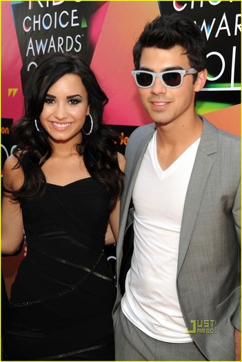 Joe-Jonas-Demi-Lovato-Kids-Choice-Awards-2010-joe-jonas-11135814-816-1222[1]