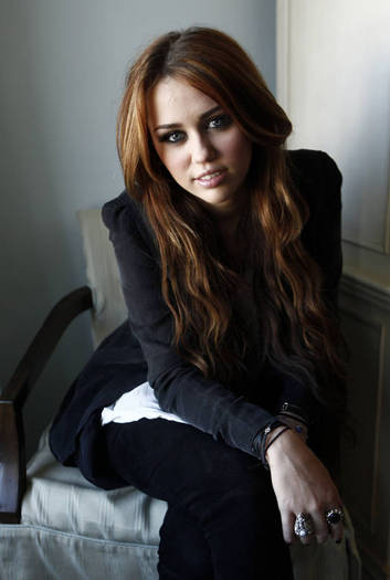 Miley-Cyrus_COM_LastSongPressConference_PhotoSession_11 - The Last Song Press Conference - March 13th 2010 - Photo Session