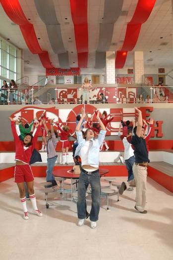 ashleymtisdale_com-highschoolmusical-stills022