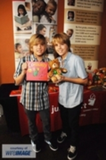 ]]]]]]]]]]]] - Dylan  Sprouse  and  Cole  Sprouse