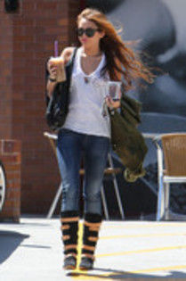 15289687_YSLCNCFZP - Miley Cyrus Drinks Coffee in Los Angeles
