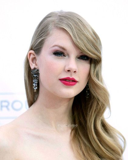 Selena-Gomez-Taylor-Swift-2011-Billboard-Music-Awards-taylor-swift-and-selena-gomez-22291159-1607-20 - Taylor Swift