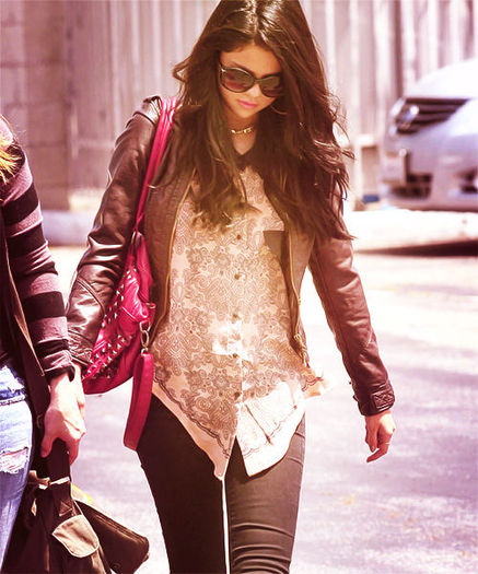 Selena-Gomez-in-Santa-Monica-Airport-selena-gomez-30626806-500-600_large