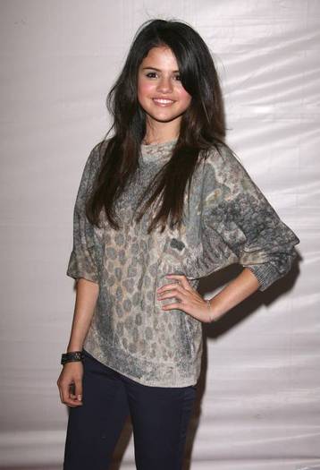 selenagomezfan_com-worldofmagic-oct152007_0006[1]