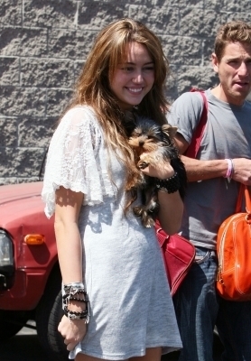 Leaves-popular-diner-Pat-s-in-Toluca-Lake-3rd-April-hannah-montana-16660690-278-400