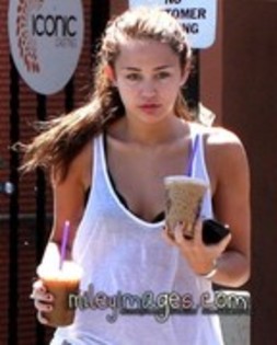 26264334_FDOJBQURO - x Leaving Coffe Bean in Toluca Lake