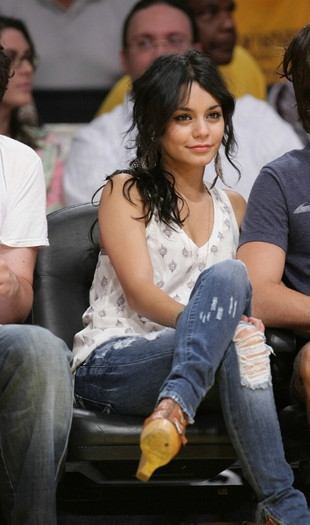 zac-efron-vanessa-hudgens-lakers-04