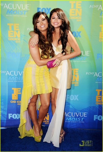 demi-lovato-selena-gomez-teen-choice-04 - TCAs 2011