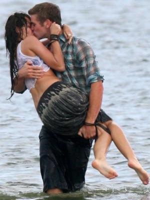 miley_cyrus_kissing_liam_hemsworth