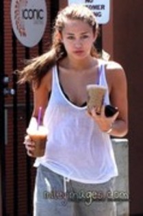 26264346_HHAVIRDCQ - x Leaving Coffe Bean in Toluca Lake