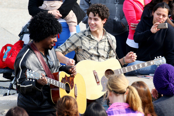 Nick+Jonas+put+impromptu+acoustic+session+uvVLg9l_Gepl - Nick Jonas Performing In Sherman Oaks