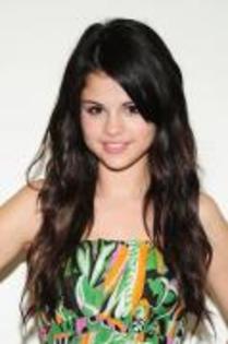 Hi, I`m Selena! And, she is my friend, Demi!