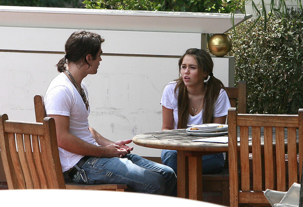 Miley+Cyrus+Justin+Gaston+Arguing+Outside+QjV9vtMNnKml - Album for Miley real