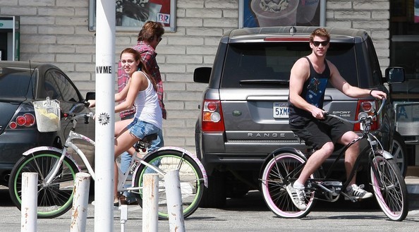 Miley+Cyrus+Liam+Hemsworth+Riding+Their+Bikes+8ddrjs4eYotl - Riding their bikes